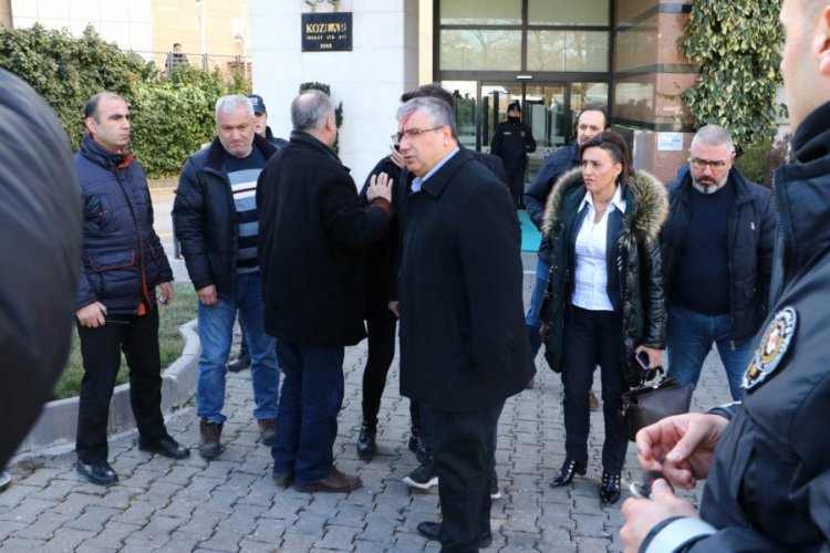 Avukat ve m&uuml;vekkil yakınları arasında silahlı kavga: 2 yaralı