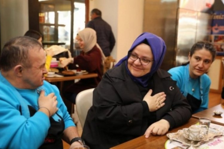 Bakan Sel&ccedil;uk, 'Kafe Down'un &ouml;zel &ccedil;alışanlarıyla buluştu