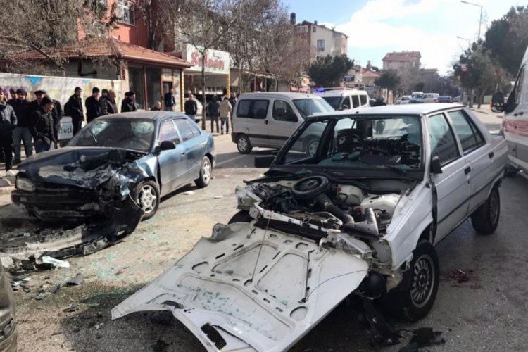 Isparta'da iki otomobil kafa kafaya &ccedil;arpıştı: 5 yaralı