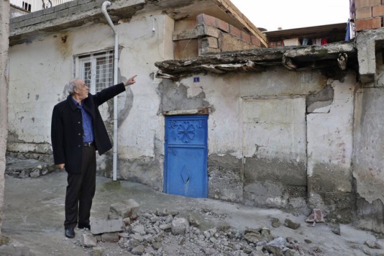 Halı silkelerken damdan d&uuml;ş&uuml;p yaralandılar