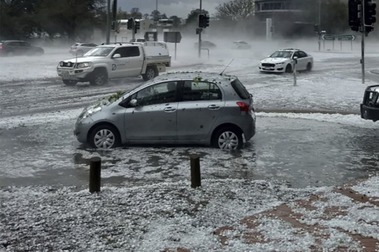 Avustralya'yı bu kez de kum fırtınası, dolu ve ani sel vurdu