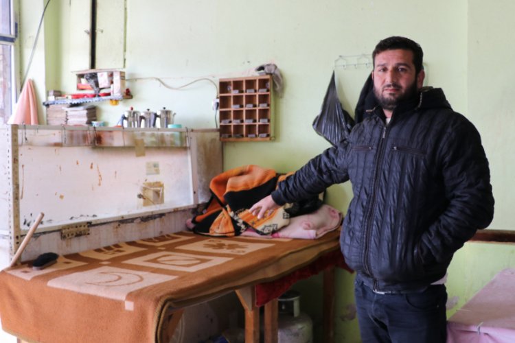 Eşinden ayrılan adam, &ccedil;ocuklarını yurda verince şimdi kahvehanede yaşıyor