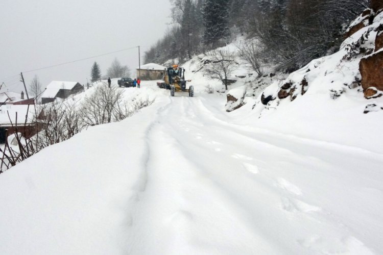 Karadeniz'de ekiplerin zorlu kar mücadelesi