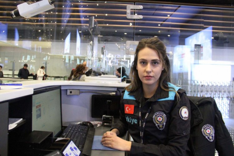 Pasaport polisleri turkuaz giyindi