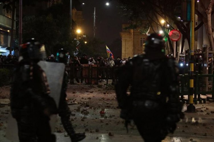 Kolombiya'da genel grev protestolarında g&ouml;stericilerle polis &ccedil;atıştı
