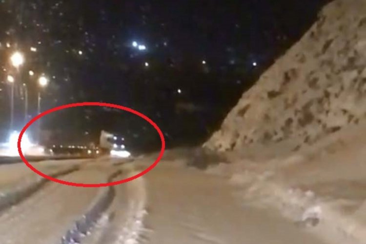 Karla kaplı yolda TIR'ın savrulma anı g&ouml;r&uuml;nt&uuml;lendi