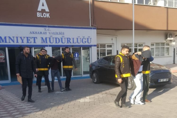 D&ouml;v&uuml;p otomobile bindirdikleri Afgan'ı gasp ettiler