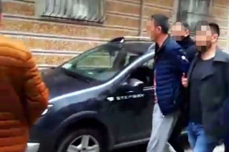 G&ouml;&ccedil;men ka&ccedil;ak&ccedil;ılığı ş&uuml;phelisine jandarmadan operasyonu