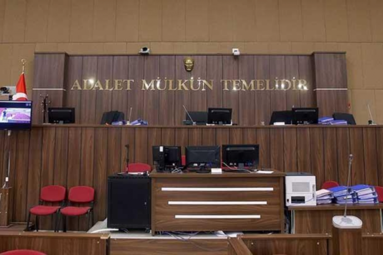 Eşini balkondan atarak &ouml;ld&uuml;ren sanığa tahliye