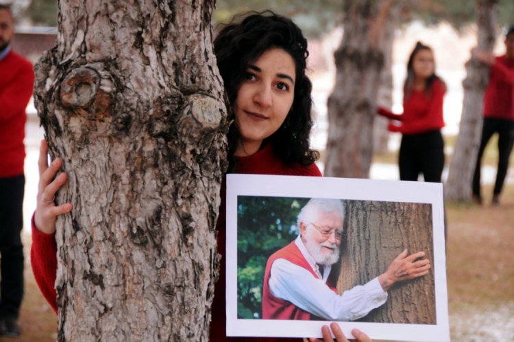 'Toprak Dede'yi kırmızı kazakla andılar