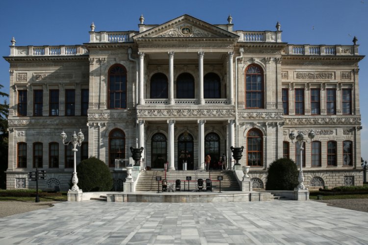 Dolmabah&ccedil;e Sarayı'nda y&uuml;z yıllık gazete kup&uuml;rleri bulundu