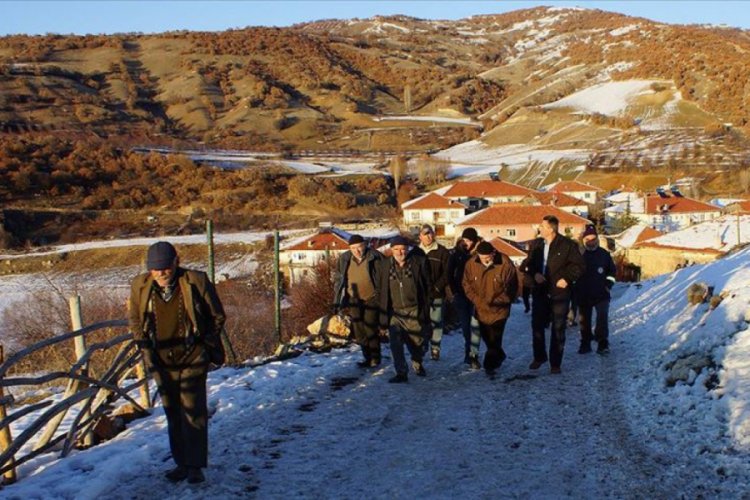 Cep telefonuyla konuşmak i&ccedil;in tepelere &ccedil;ıkıyorlar