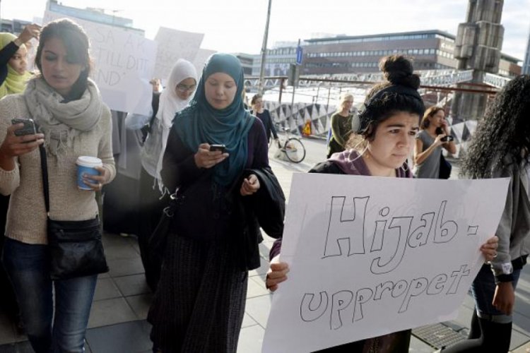 İsve&ccedil;li &ouml;ğretmenler baş&ouml;rt&uuml;s&uuml; yasağını protesto etti
