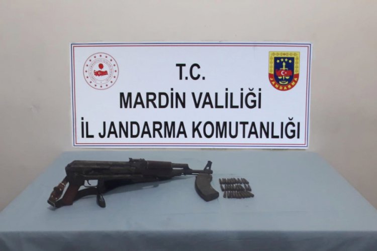 Mardin'de taşların arasına gizlenmiş Kalaşnikof bulundu