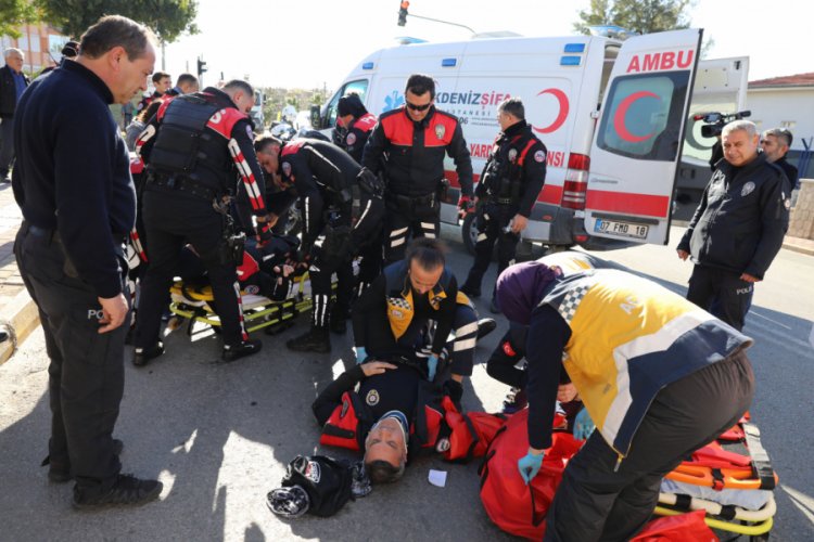 Lastiğine parlatıcı sıkılan motosiklet devrildi: 2 polis yaralı