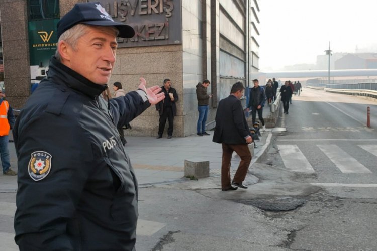 Polisin &ccedil;abasına rağmen yaya ge&ccedil;idini kullanmadılar