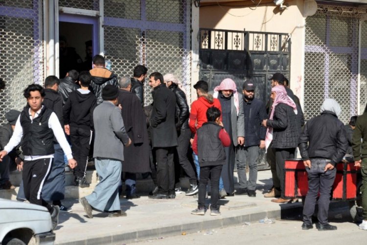 Haberi duyan Suriyeliler g&uuml;mr&uuml;k kapısına akın etti