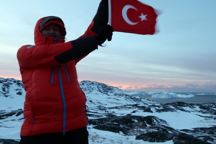 T&uuml;rkler buz vadisini kızakla ge&ccedil;ti