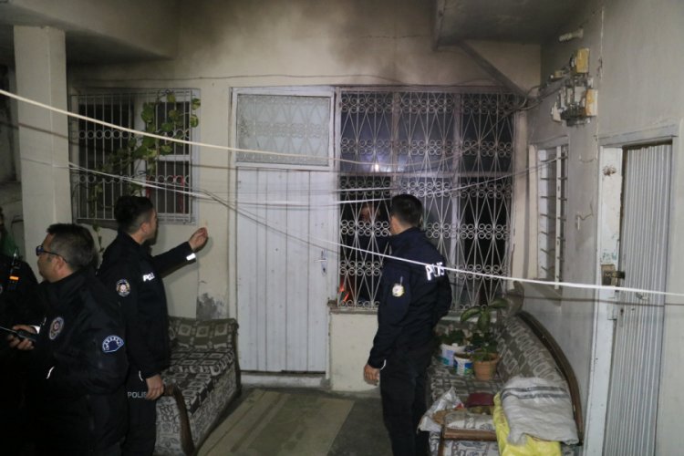 Evini yaktı, i&ccedil;eride elindeki bı&ccedil;akla polis ve itfaiyenin girmesine engel oldu