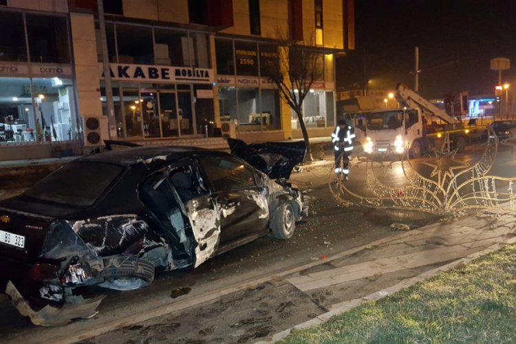 Alkoll&uuml; s&uuml;r&uuml;c&uuml;, otomobille aydınlatma direğine &ccedil;arptı