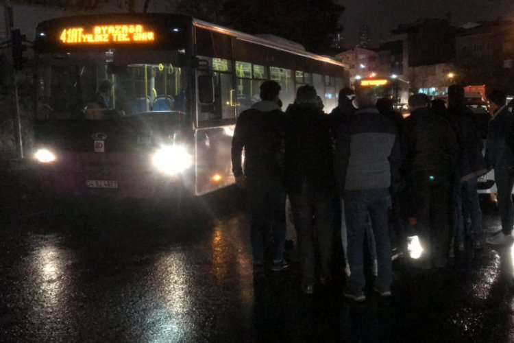 Kaza yapan yaralının yardımına hastane personeli koştu
