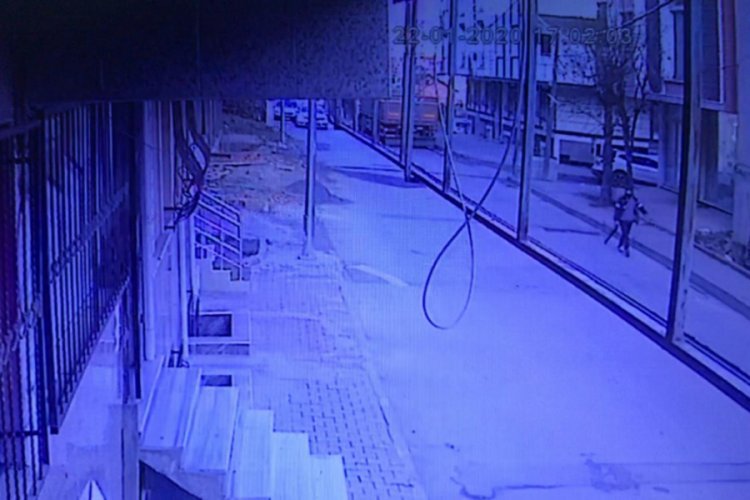 Pompalı t&uuml;fekle etrafa rastgele ateş a&ccedil;tı