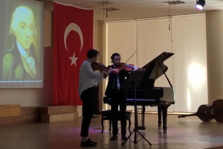Bursa Zeki Müren Güzel Sanat Lisesi öğrencilerinden kapanış konseri