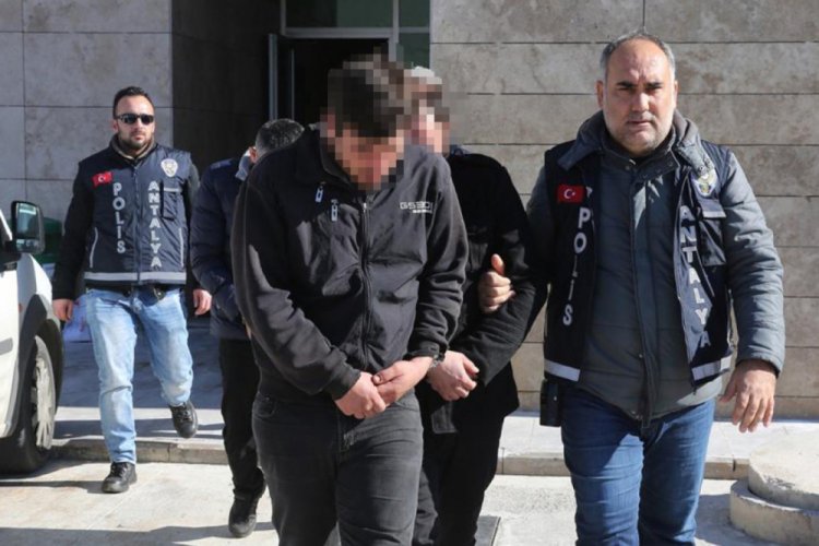 Emlak&ccedil;ıya cinsel saldırıda bulunup şantaj ve gasp yapan 6 kişiye g&ouml;zaltı
