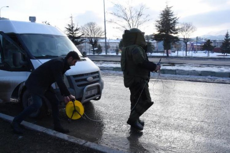 Yol kenarında unutulan bavul paniğe neden oldu