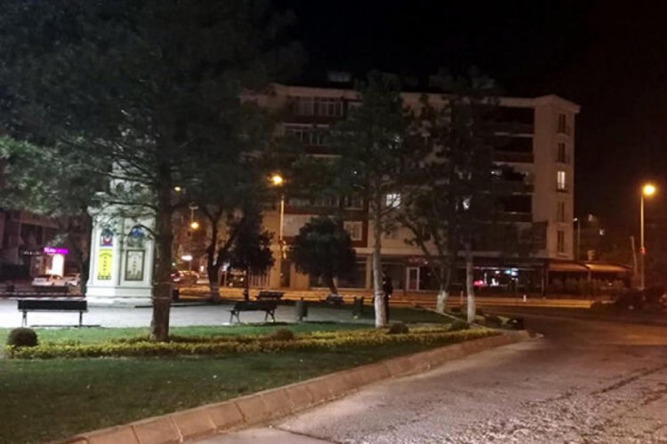 Kocasının yaptıklarını anlatınca ortalık kan g&ouml;l&uuml;ne d&ouml;nd&uuml;! Baba-oğul &ouml;ld&uuml;, 3 kişi yaralandı