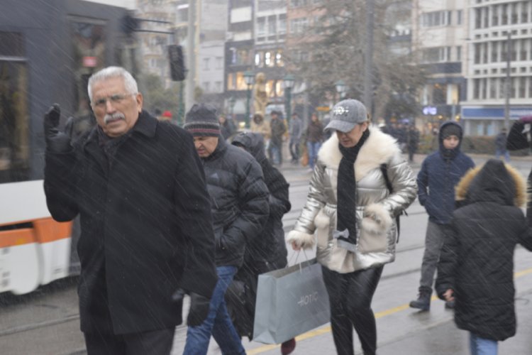 Aynı g&uuml;n karlı ve g&uuml;neşi hava şaşırttı
