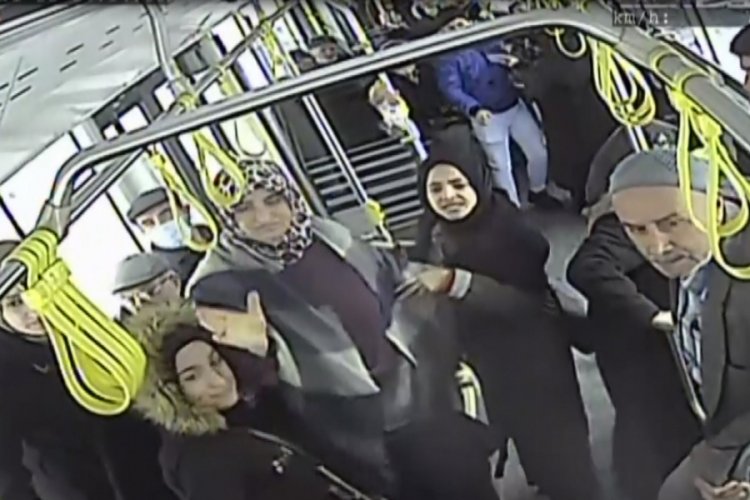 Halk otob&uuml;s&uuml; hareket halindeyken s&uuml;r&uuml;c&uuml; ve yolcu kavga etti