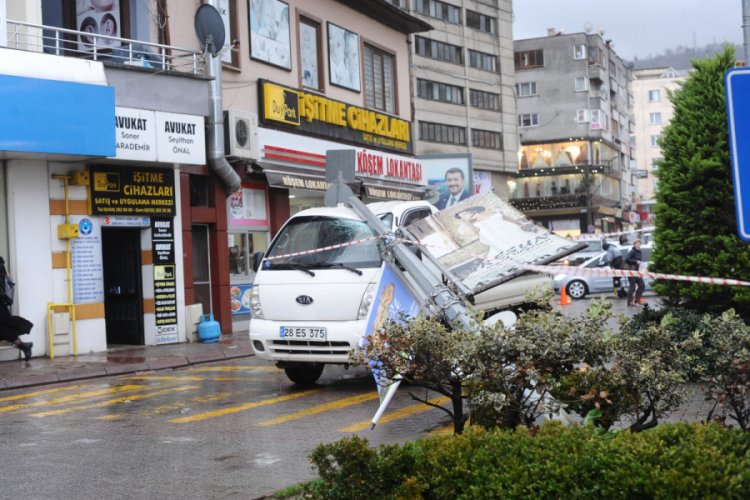 Fırtına elektrik direğini yerinden s&ouml;kt&uuml;