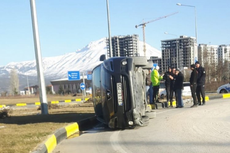 Virajı alamayan otomobil yan yattı