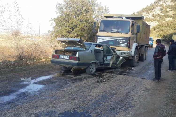 Kamyon ile otomobil &ccedil;arpıştı