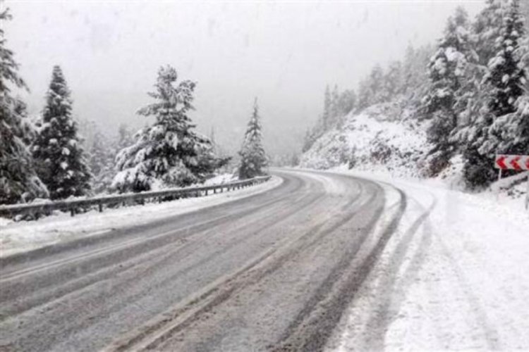 Yoğun kar yağışı şehirler arası yollarda ulaşımı aksatıyor