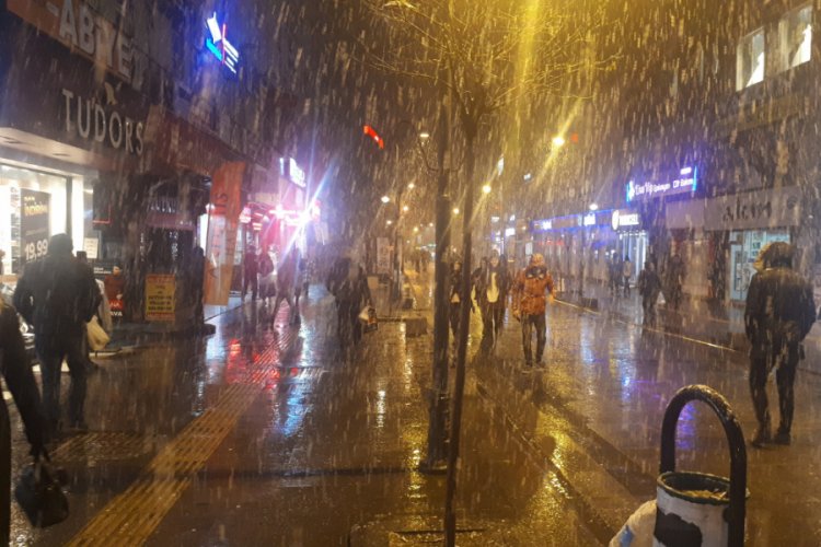 Kar yağdı, vatandaş cep telefonlarına sarıldı