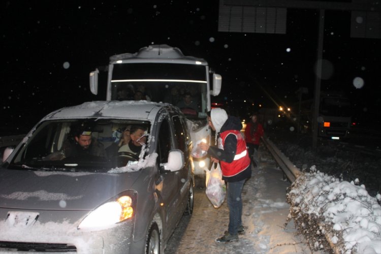 T&uuml;rk Kızılay ekipleri, yolda kalanlara kumpanya dağıttı