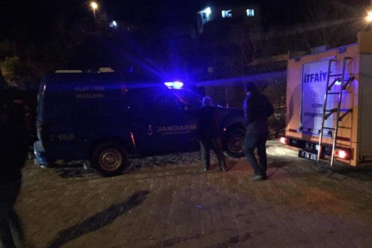 Yangında k&uuml;le d&ouml;nen evde bir kişi yanarak can verdi