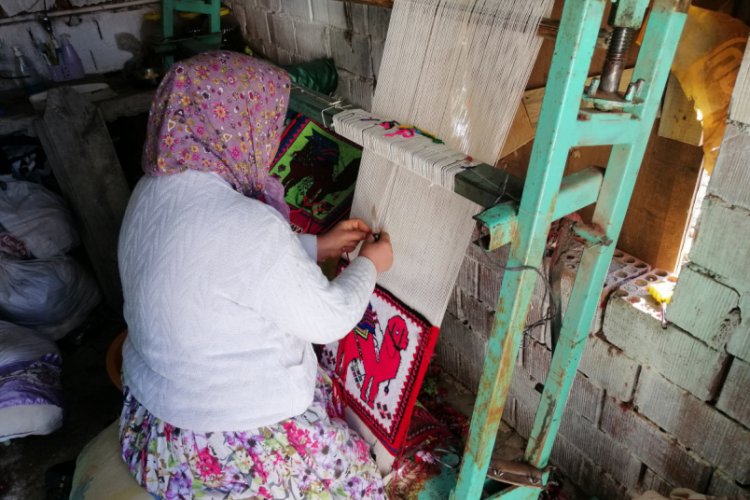 Y&ouml;r&uuml;k kadınları, 5 asırdır el dokuması halı &uuml;retiyor