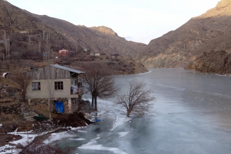 D&uuml;nyanın en hızlı akan nehri dondu