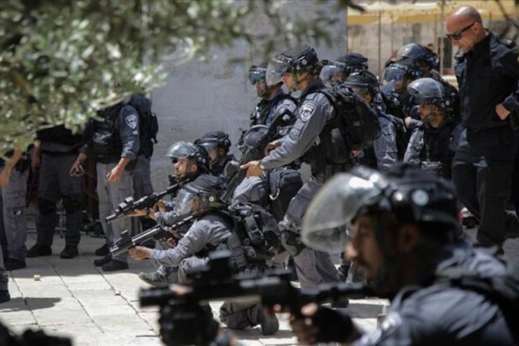 İsrail polisi Mescid-i Aksa'ya baskın d&uuml;zenledi