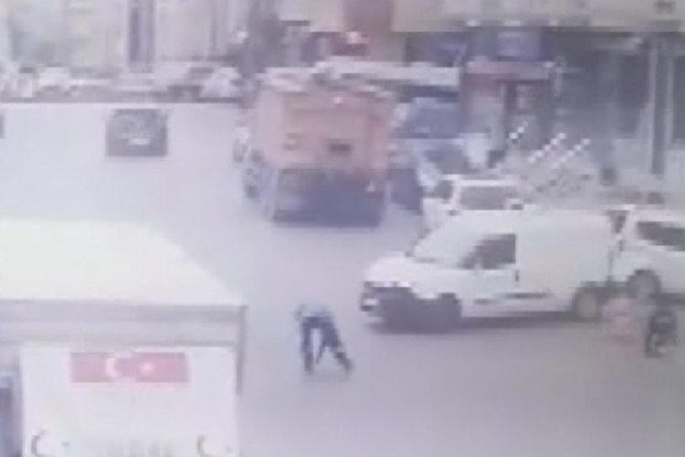 Belediye &ccedil;alışanına aracın &ccedil;arpması kamerada