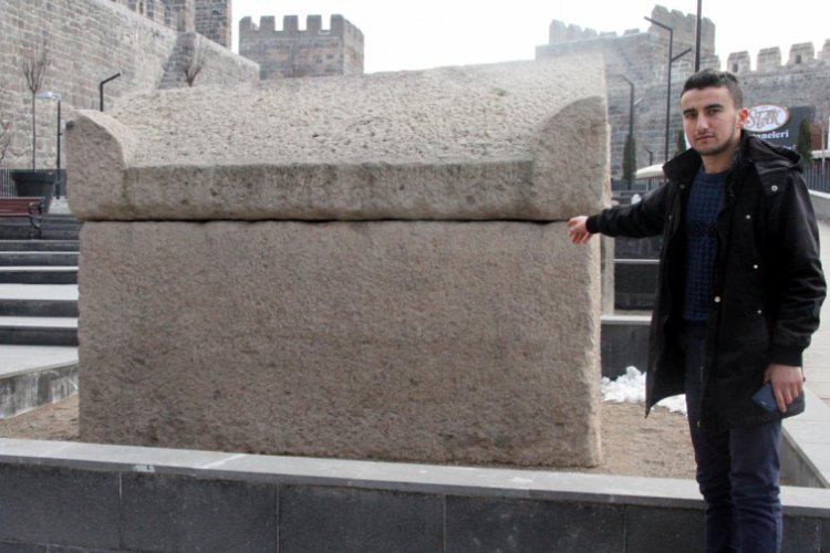 Ka&ccedil;ak kazıda bulunan lahit mezar, Kayseri Kalesi'nde sergileniyor