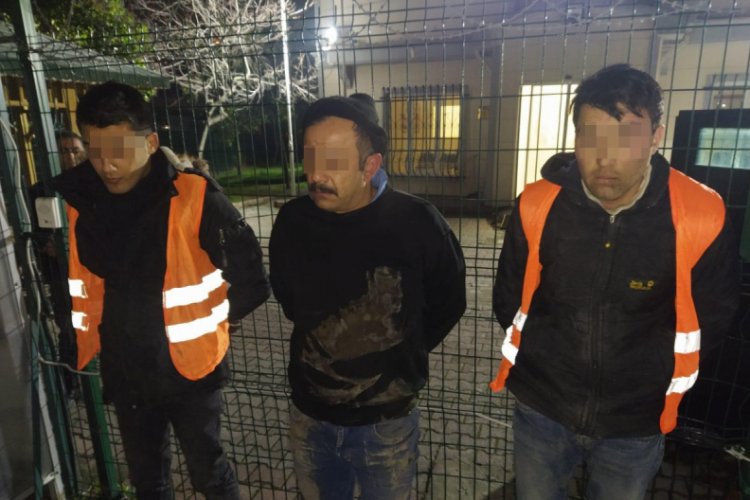 Kep&ccedil;eyle yolu kapattılar yeraltı kablolarını &ccedil;aldılar
