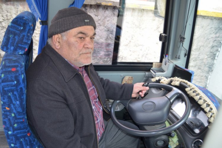 Otob&uuml;s şof&ouml;r&uuml;, kalp krizi ge&ccedil;iren yolcuyu hastaneye yetiştirdi