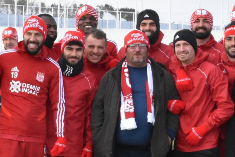 Fenomen simit&ccedil;i Ahmet, Sivasspor antrenmanında