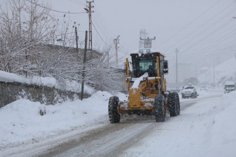 Hakkari'de 28 k&ouml;y ve 97 mezra yolu ulaşıma kapandı