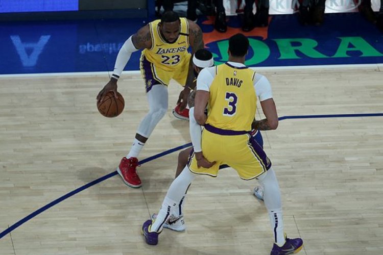 Lakers LeBron James'in 'triple-double' yaptığı ma&ccedil;ta yendi