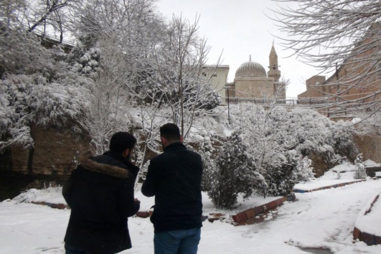 Mardin beyaza b&uuml;r&uuml;nd&uuml;, kırsaldaki yollar ulaşıma kapandı